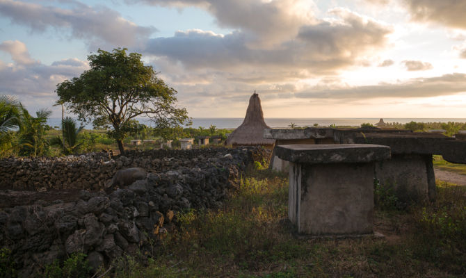 Case e tombe di un villaggio tradizionale a Sumba
