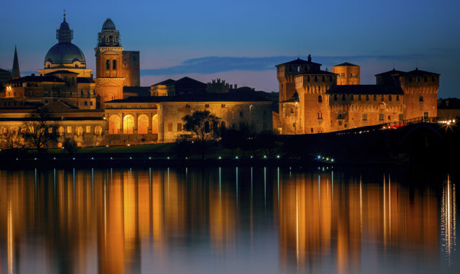 Panorama notturno di Mantova<br>