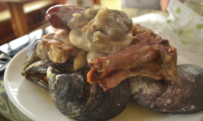 piatto di molluschi e carne tipico della Patagonia cilena<br>