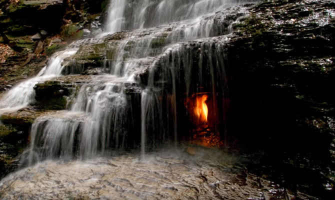 La cascata con la fiamma Chestnut Ridge Park