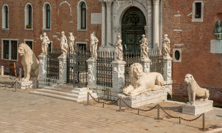Venezia: e se i leoni dell’Arsenale non fossero solo statue?