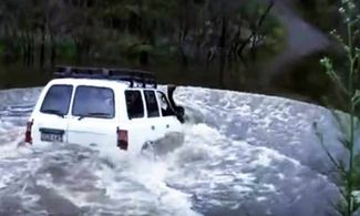 Video: attraversano un fiume in 4x4, ecco cosa succede